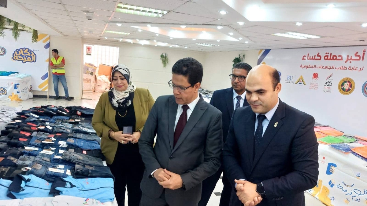 رئيس جامعة بنها يفتتح معرض "دكان الفرحة" للملابس الجديدة لطلاب الجامعة